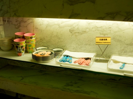 儿童餐具和喂养器皿